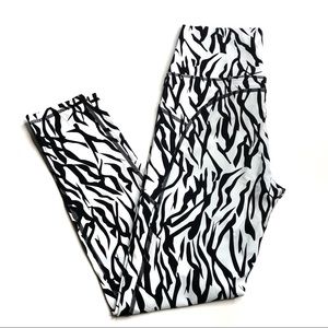 Zyia Safari Pocket Brilliant Leggings Hi Rise 7/8 Length